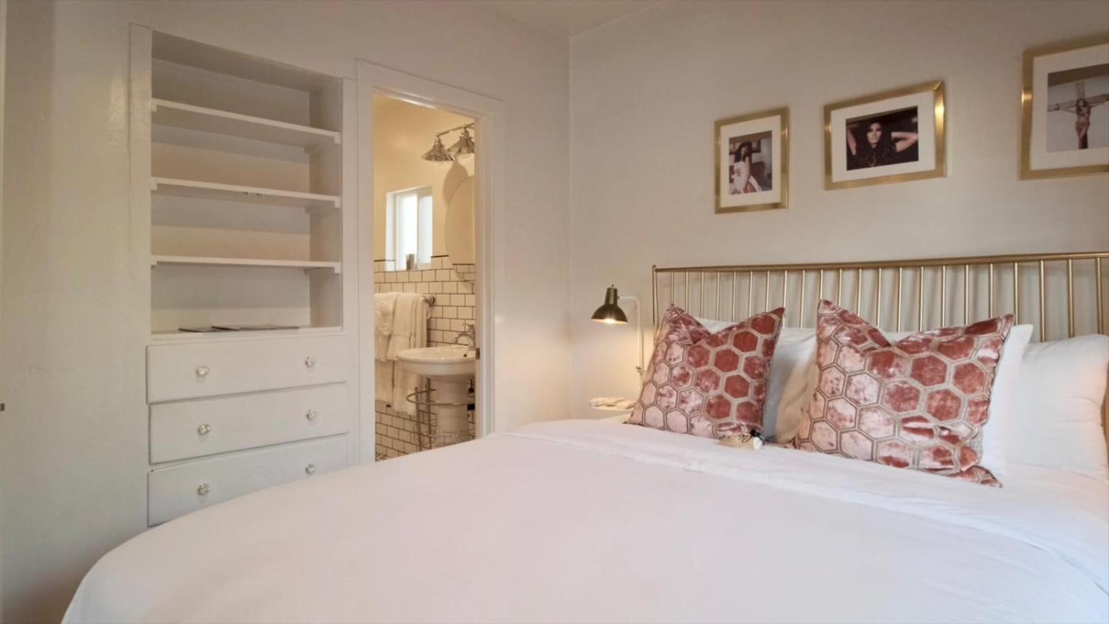 Saint Boniface Hotel Indio Room photo